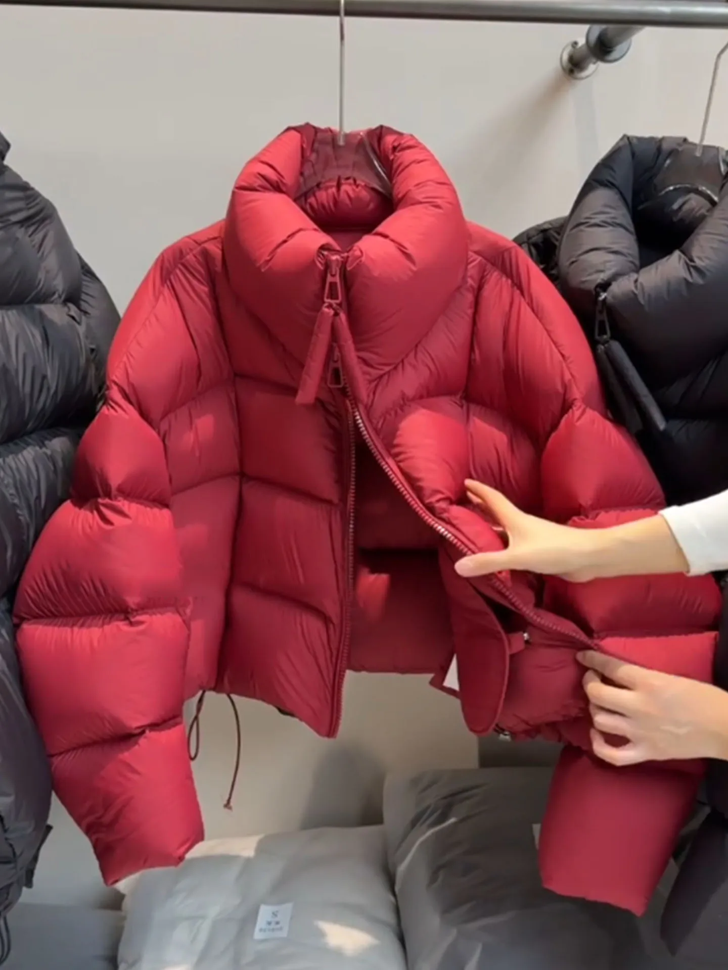 Корейское женское пуховое пальто Sle ort, красное женское пуховое пальто с воротником-стойкой, новинка зимы 202, повседневная одежда
Корейское женское пуховое пальто Sle ort, красное женское пуховое пальто с воротником-стойкой, новинка зимы 202, повседневная одежда