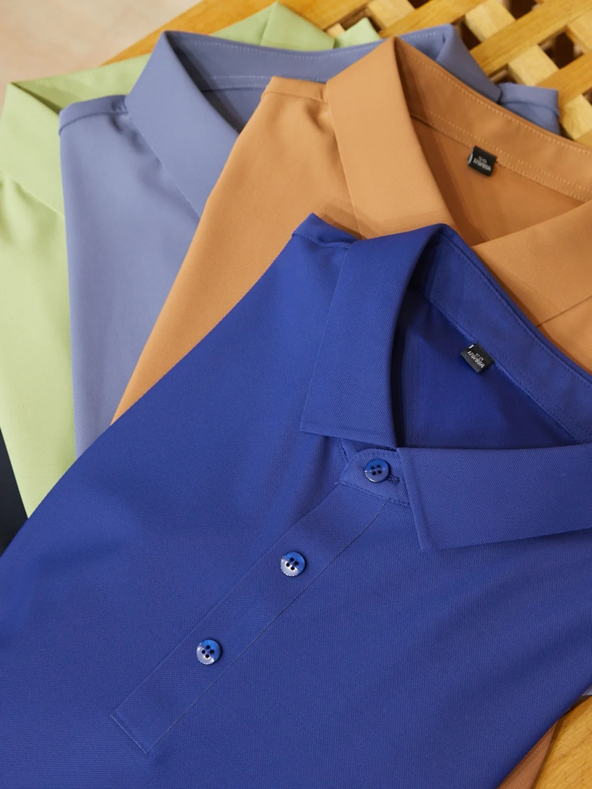 Мужская модная городская молодежная рубашка из шелковой ткани с охлаждающим эффектом, однотонная, с эффектом предварительной пропитки, для деловых поездок и повседневной носки.
Мужская модная городская молодежная рубашка из шелковой ткани с охлаждающим эффектом, однотонная, с эффектом предварительной пропитки, для деловых поездок и повседневной носки.