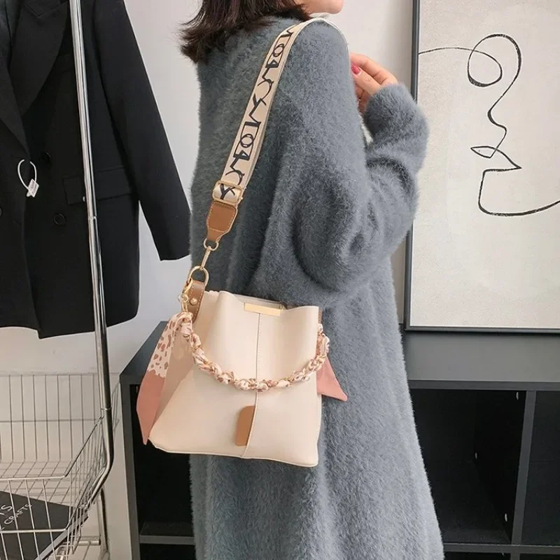 Unique Diaper Bag For Women: Minimalist Luxury Leather Handbag, High-End Vintage Messenger With Paris Style Letter Logo
Unique Diaper Bag For Women: Minimalist Luxury Leather Handbag, High-End Vintage Messenger With Paris Style Letter Logo