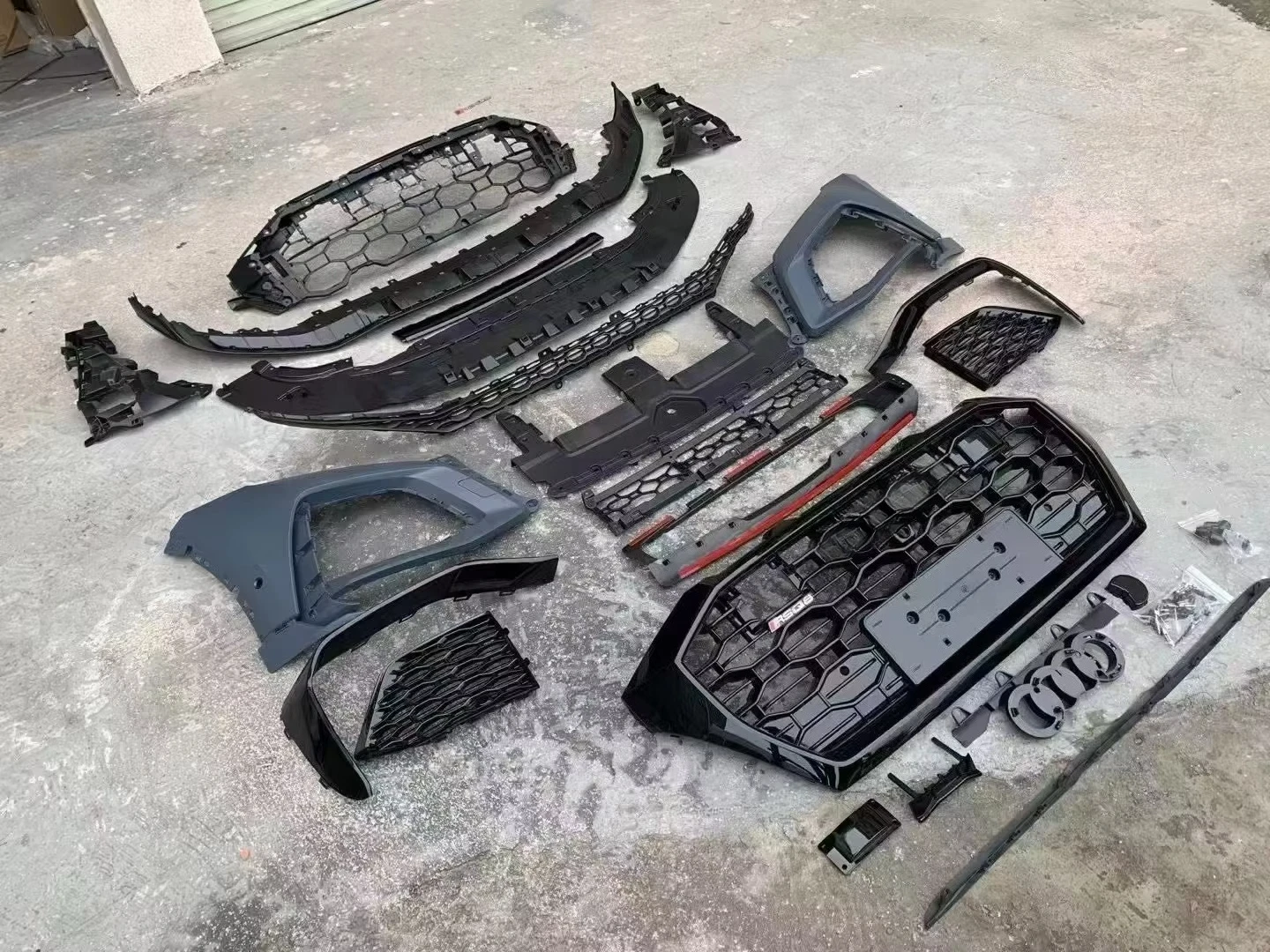 STLFSuitable for Audis Q8 Modification and Upgrade RSQ8 Body Kit Front Bumper Assembly Car Grille Fog Light Frame Upgrade
STLFSuitable for Audis Q8 Modification and Upgrade RSQ8 Body Kit Front Bumper Assembly Car Grille Fog Light Frame Upgrade