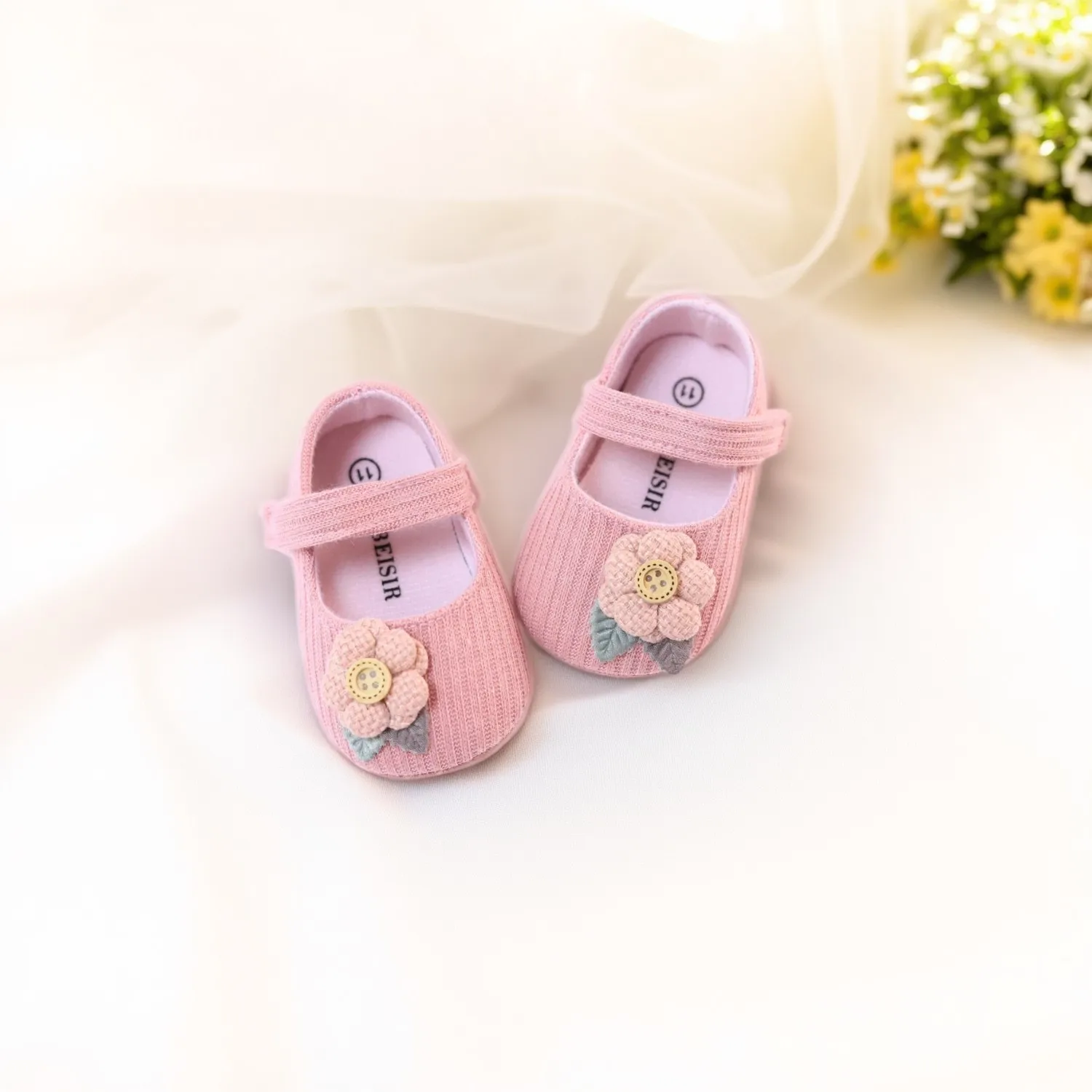Spring and Autumn baby shoes, princess shoes, baby walking shoes, flower pattern, 0-6-12-18 months, soft sole, comfortable
Spring and Autumn baby shoes, princess shoes, baby walking shoes, flower pattern, 0-6-12-18 months, soft sole, comfortable