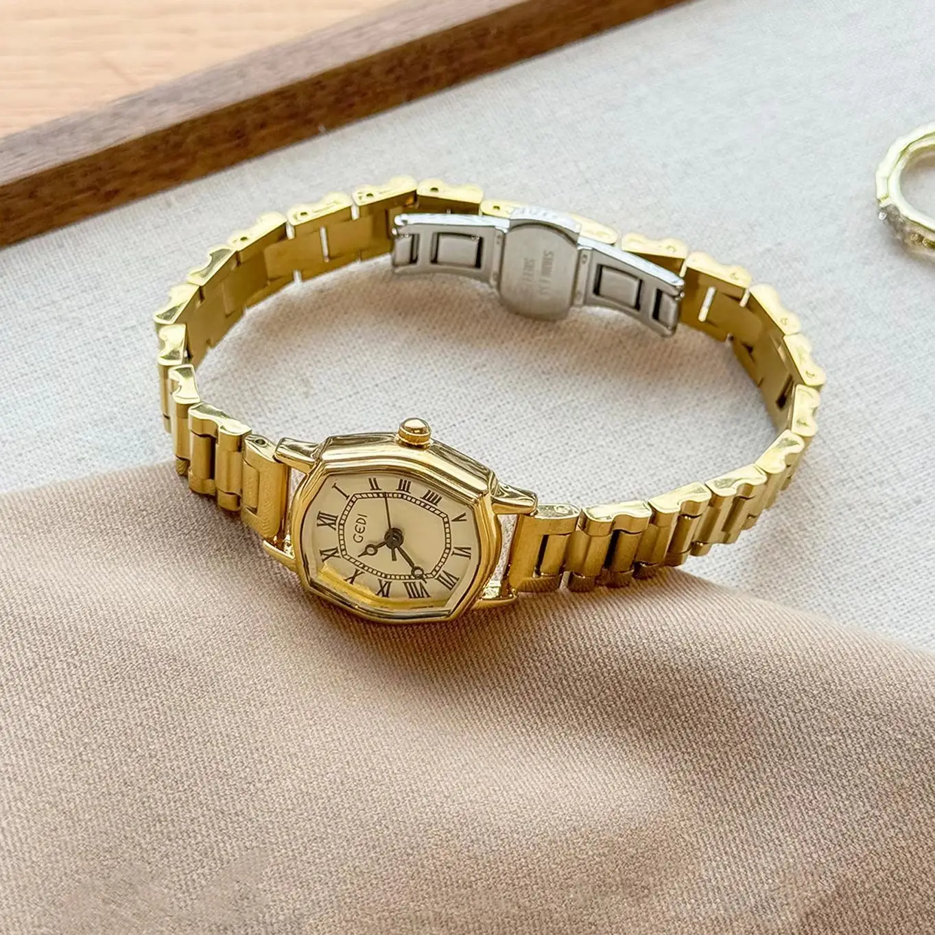 Women's Original Luxury Brands Women's Watch, Wine Barrel Shaped Dial, Retro Roman Elegant Steel Strap Quartz Women's Watches
Women's Original Luxury Brands Women's Watch, Wine Barrel Shaped Dial, Retro Roman Elegant Steel Strap Quartz Women's Watches