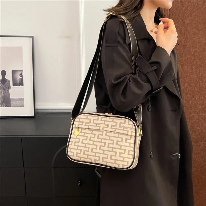 Sophisticated Vintage-Inspired Crossbody Bag Women's Luxury Minimalist Leather Tote Parisian Designer Solid Color Party Style
Sophisticated Vintage-Inspired Crossbody Bag Women's Luxury Minimalist Leather Tote Parisian Designer Solid Color Party Style
