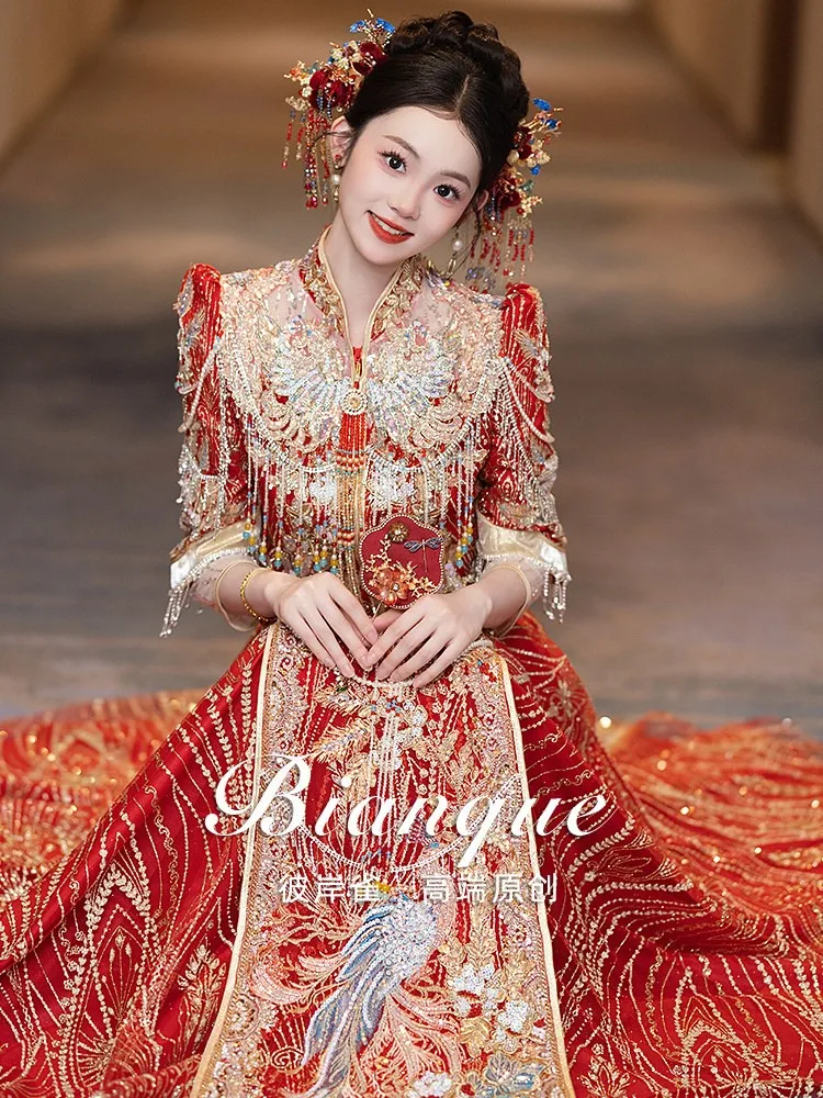 The new Chinese-style wedding dress dragon and phoenix gown bride's ceremony toasting
The new Chinese-style wedding dress dragon and phoenix gown bride's ceremony toasting