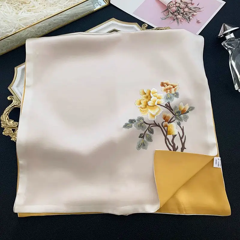 High Quality Cheongsam Shawl Scarf Embroidery Double-Layer Women's Gifts for Moms Autumn and Winter New Silk
High Quality Cheongsam Shawl Scarf Embroidery Double-Layer Women's Gifts for Moms Autumn and Winter New Silk
