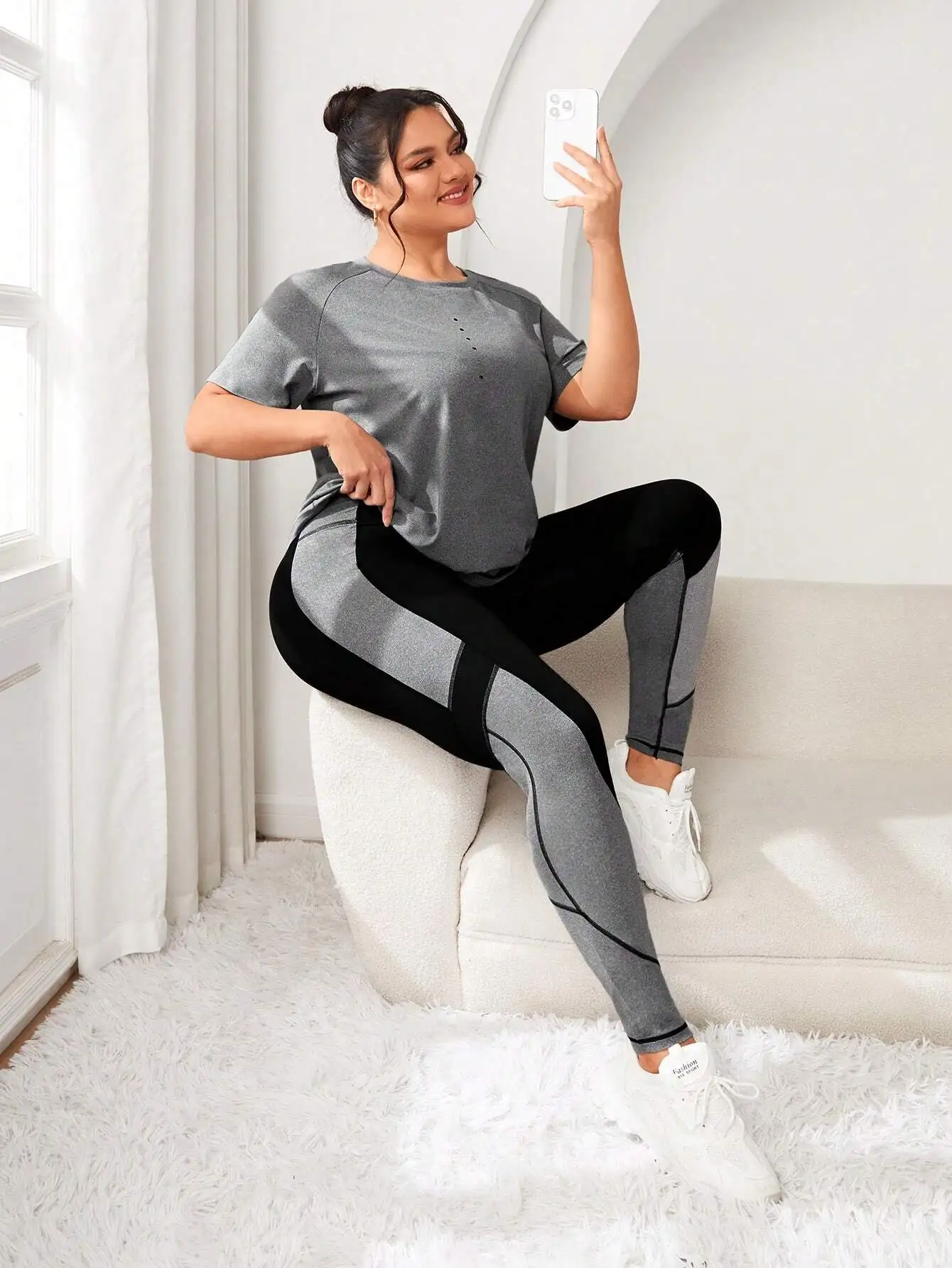 Спортивный комплект для женщин больших размеров: футболка с круглым вырезом и рукавами реглан и леггинсы с цветовыми блоками
Спортивный комплект для женщин больших размеров: футболка с круглым вырезом и рукавами реглан и леггинсы с цветовыми блоками