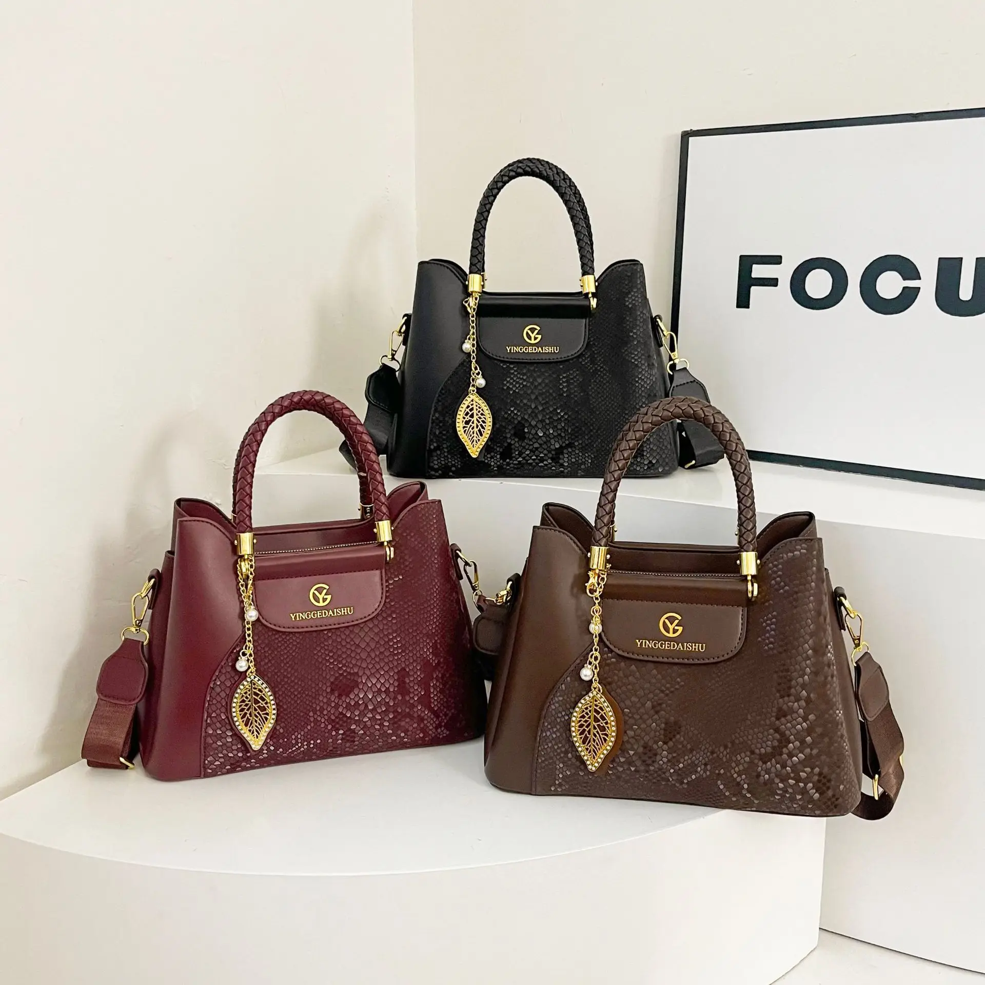 High-Quality Crossbody Bucket Women's Bag - 2025 New Stylish Large-Capacity Shiny Shoulder/Handheld Bag
High-Quality Crossbody Bucket Women's Bag - 2025 New Stylish Large-Capacity Shiny Shoulder/Handheld Bag
