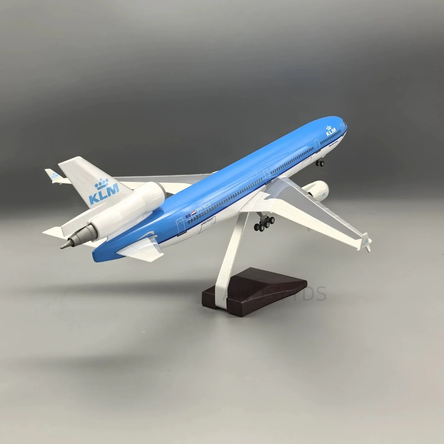 1/130 Scale Model 47cm Klm Royal Dutch MD11 Resin Static Airplane Model Kit Diecast Aircraft With LED Lights Aviation Collection
1/130 Scale Model 47cm Klm Royal Dutch MD11 Resin Static Airplane Model Kit Diecast Aircraft With LED Lights Aviation Collection