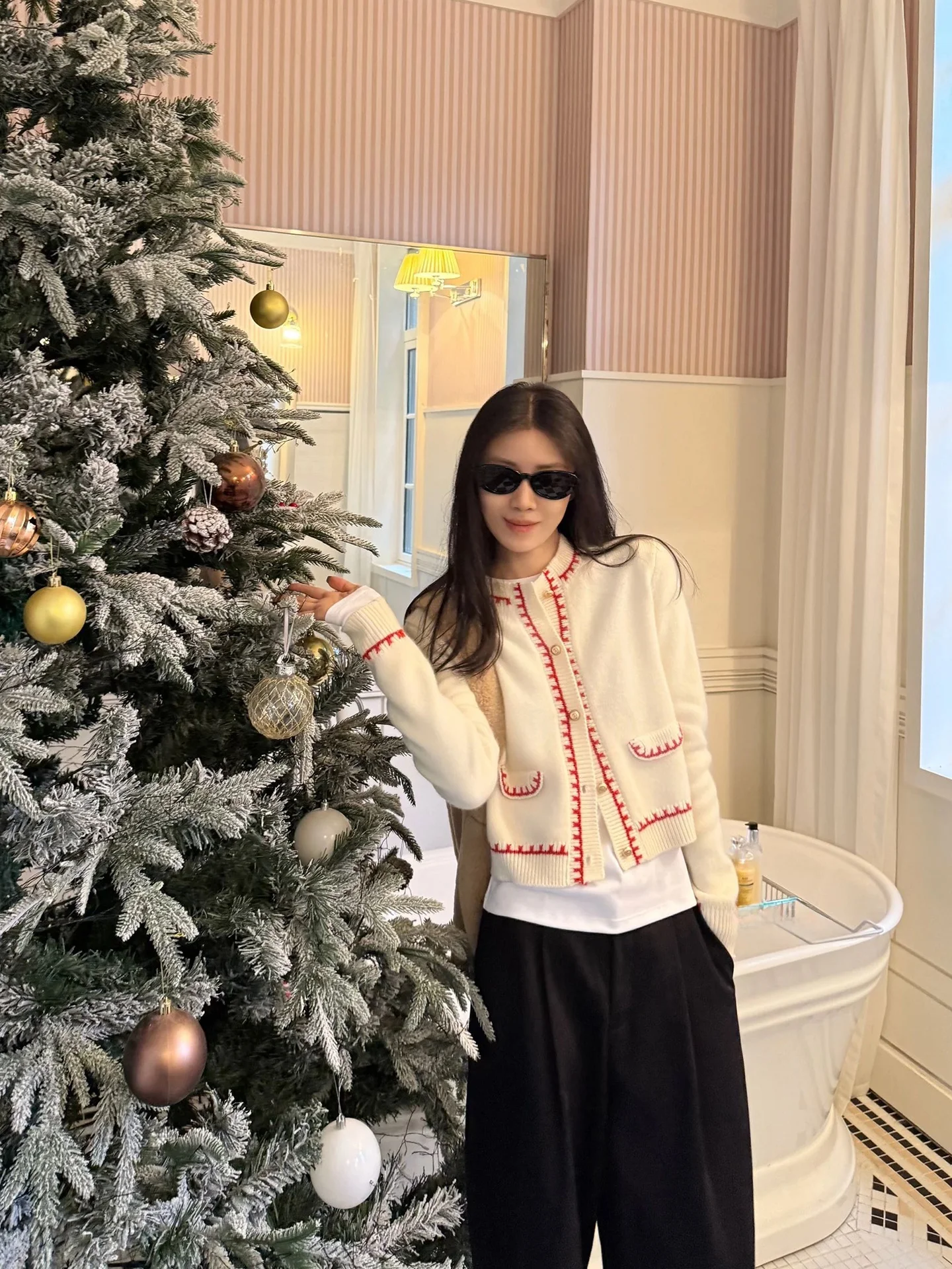 Korean Style Knitted Casual Atmosphere Color Block Sweater Coat Women's Autumn Winter New Arrival Versatile Comfortable Outer...
Korean Style Knitted Casual Atmosphere Color Block Sweater Coat Women's Autumn Winter New Arrival Versatile Comfortable Outer...