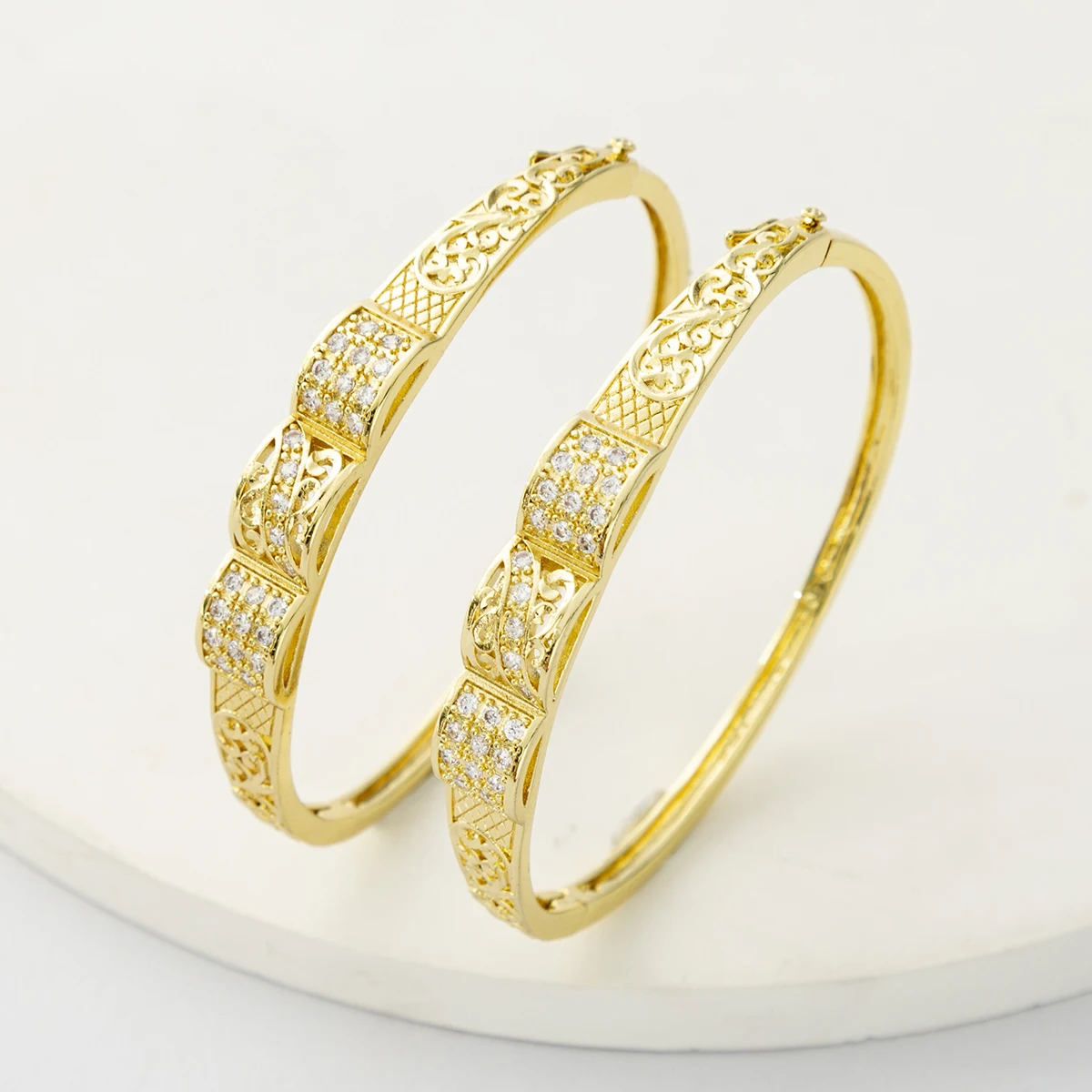 Hot selling accessories wedding jewelry for women 14k gold color Copper Carved and hollow with Bracelet
Hot selling accessories wedding jewelry for women 14k gold color Copper Carved and hollow with Bracelet