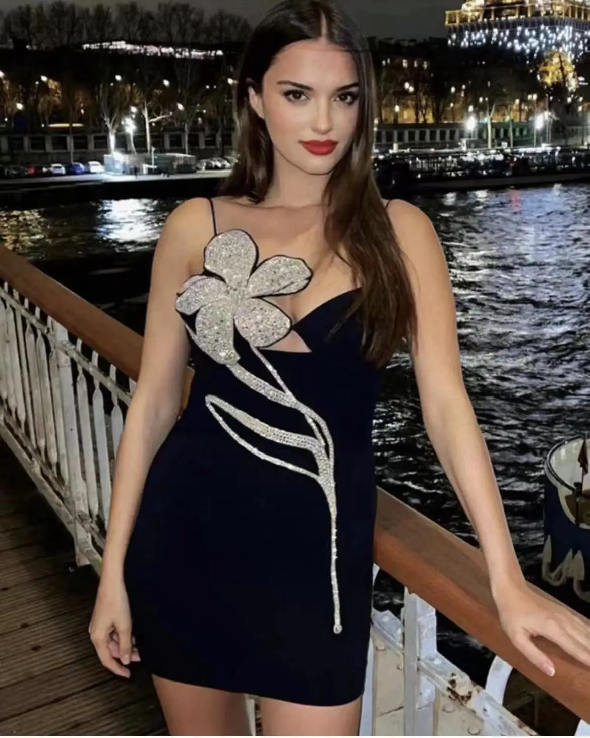 Summer 2023 Women Sexy Flower Bandage Dress Spaghetti Strap Mini V-Neck Bodycon Elegant Diamond Party Evening Club High Quality
Summer 2023 Women Sexy Flower Bandage Dress Spaghetti Strap Mini V-Neck Bodycon Elegant Diamond Party Evening Club High Quality