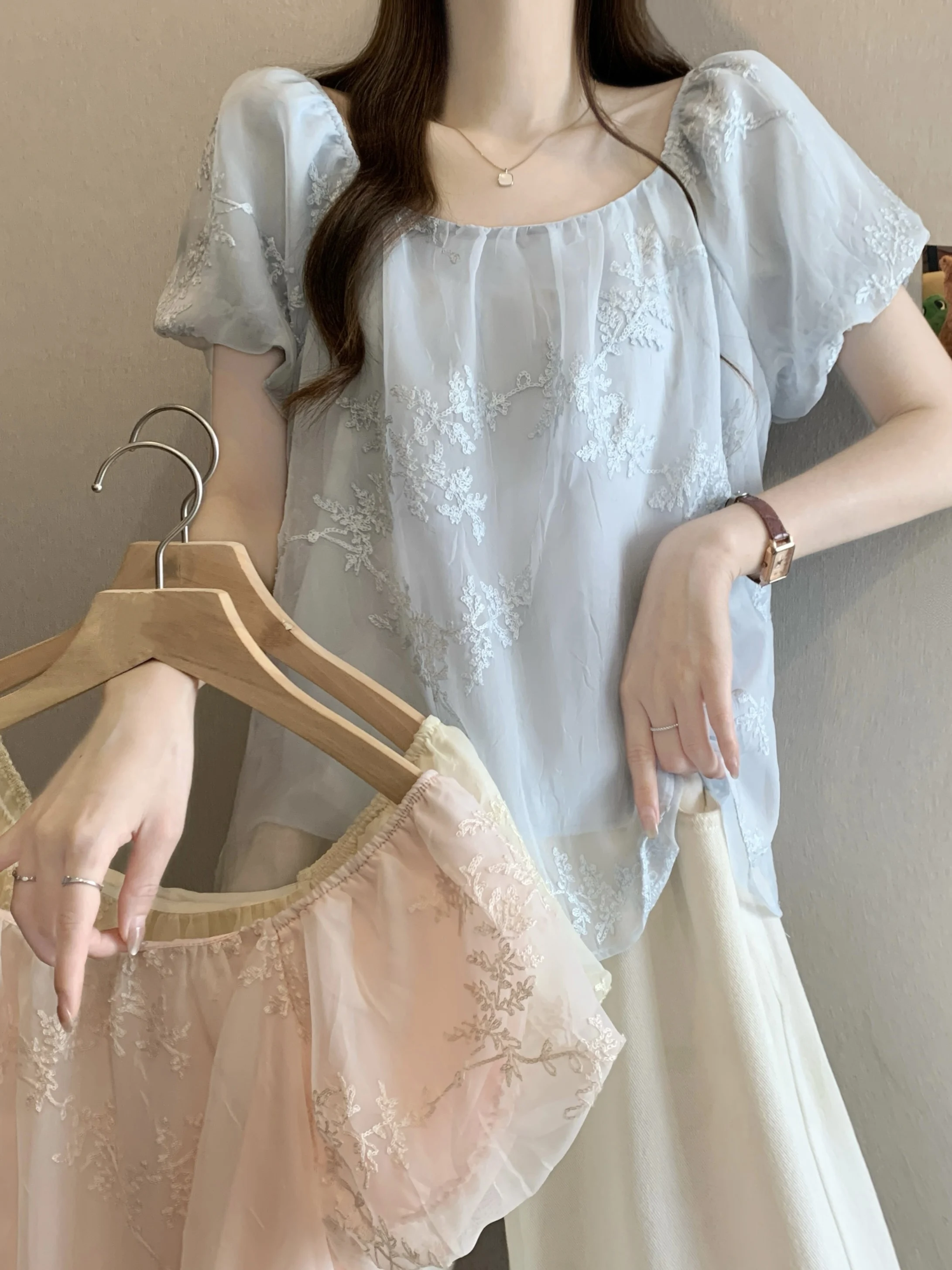 Gentle Wind Square Collar Bubble Sleeve Lace Top Women Summer Design Embroidery Anti-Aging Girl Feeling Mesh Upper Body
Gentle Wind Square Collar Bubble Sleeve Lace Top Women Summer Design Embroidery Anti-Aging Girl Feeling Mesh Upper Body