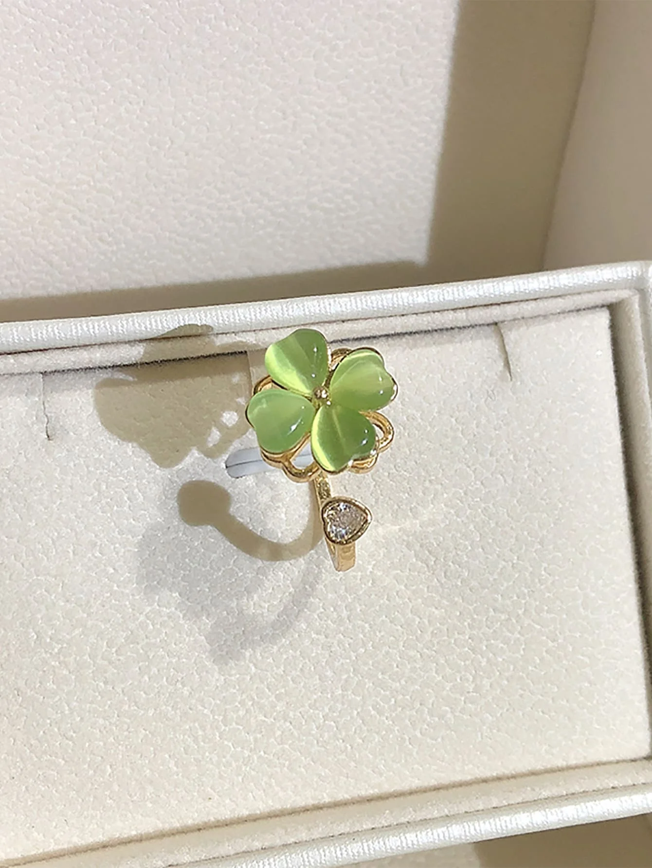 Green Cat Eye Stone Rotatable Four Leaf Clover Ring for Valentine’s Day Mom Gift
Green Cat Eye Stone Rotatable Four Leaf Clover Ring for Valentine’s Day Mom Gift