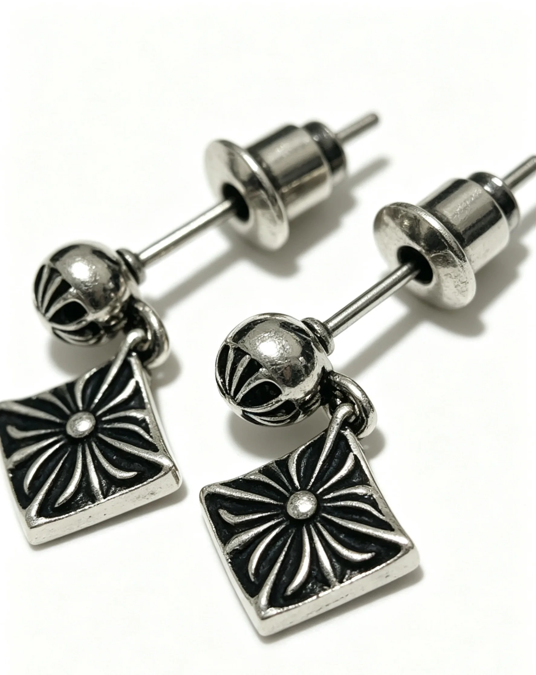 S925 sterling silver square cross retro old charm women's earrings high-end light luxury CH jewelry
S925 sterling silver square cross retro old charm women's earrings high-end light luxury CH jewelry