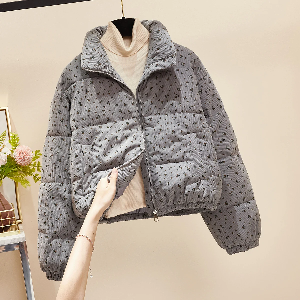 Korean-style Corduroy Thick Short Coats Floral Stand Collar Loose Commuting Versatile Outerwear 2025 Winter Trend Cotton Jackets
Korean-style Corduroy Thick Short Coats Floral Stand Collar Loose Commuting Versatile Outerwear 2025 Winter Trend Cotton Jackets
