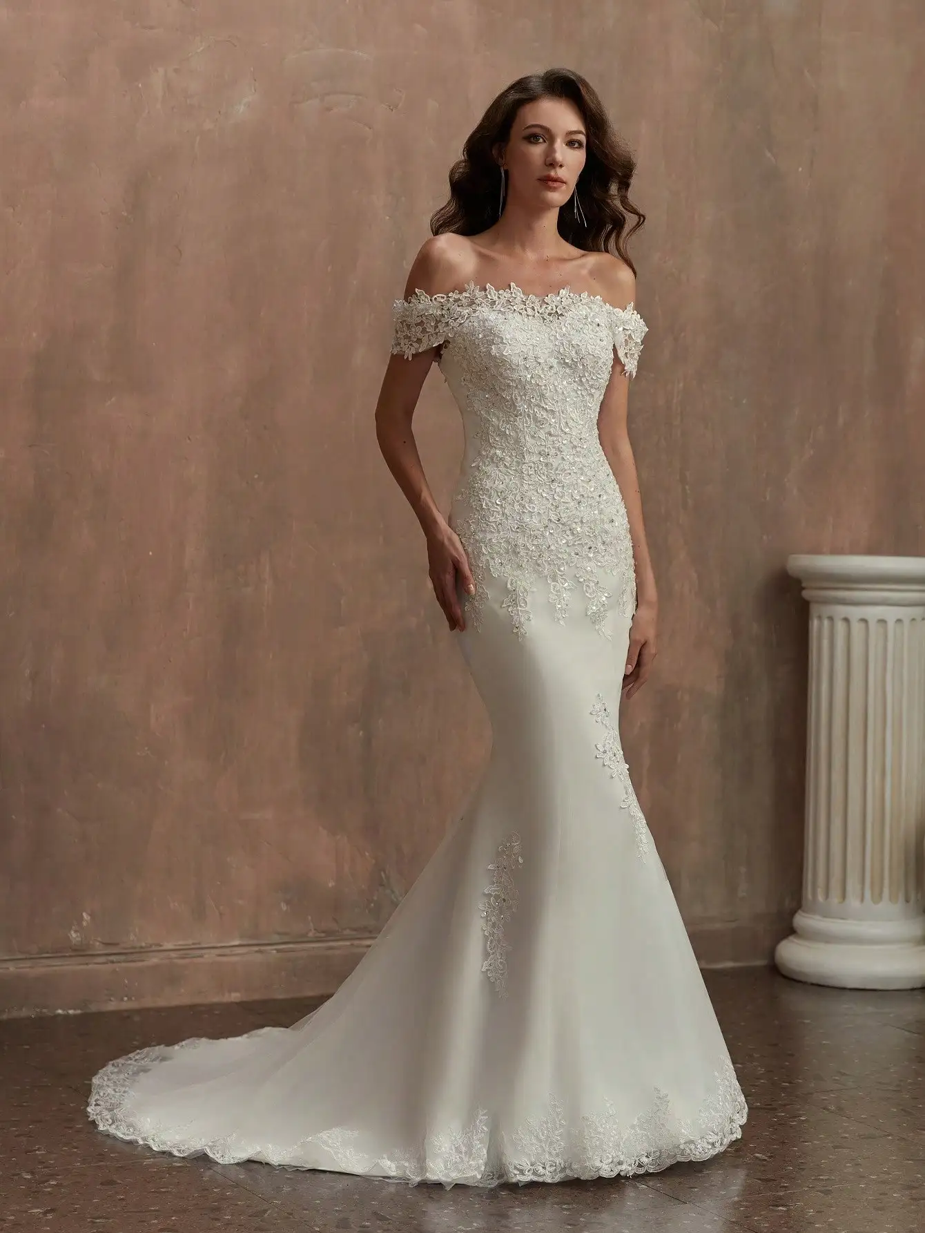 Свадебное платье-русалка с открытыми плечами, кружевом и вышитыми цветочными деталями
Свадебное платье-русалка с открытыми плечами, кружевом и вышитыми цветочными деталями