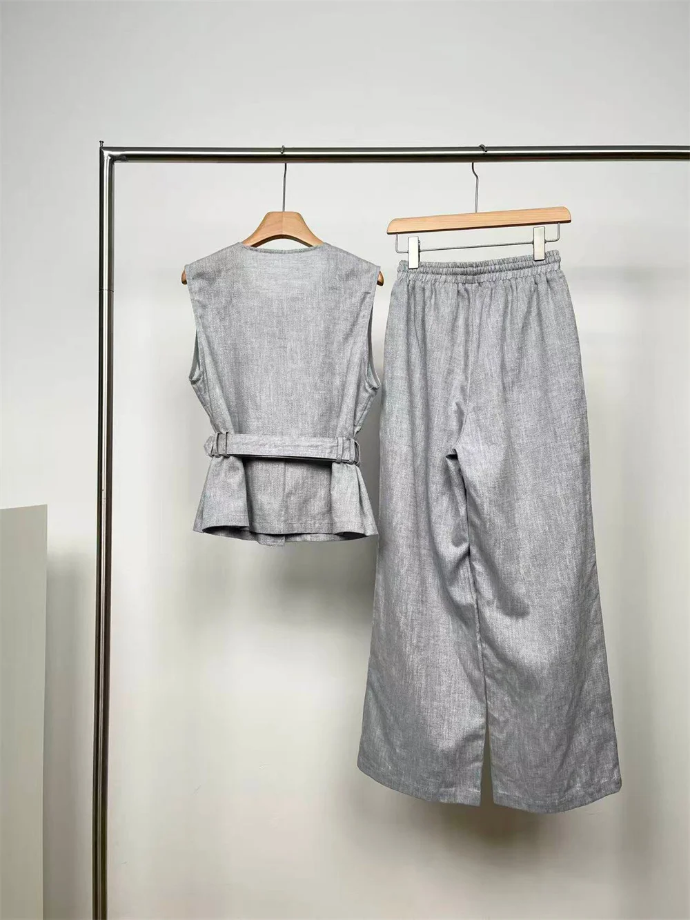 Summer Women's Pants Suit Sleeveless Top Single-Breasted Linen Vest With Wide-Leg Pants Suit 2 Piece Set
Summer Women's Pants Suit Sleeveless Top Single-Breasted Linen Vest With Wide-Leg Pants Suit 2 Piece Set