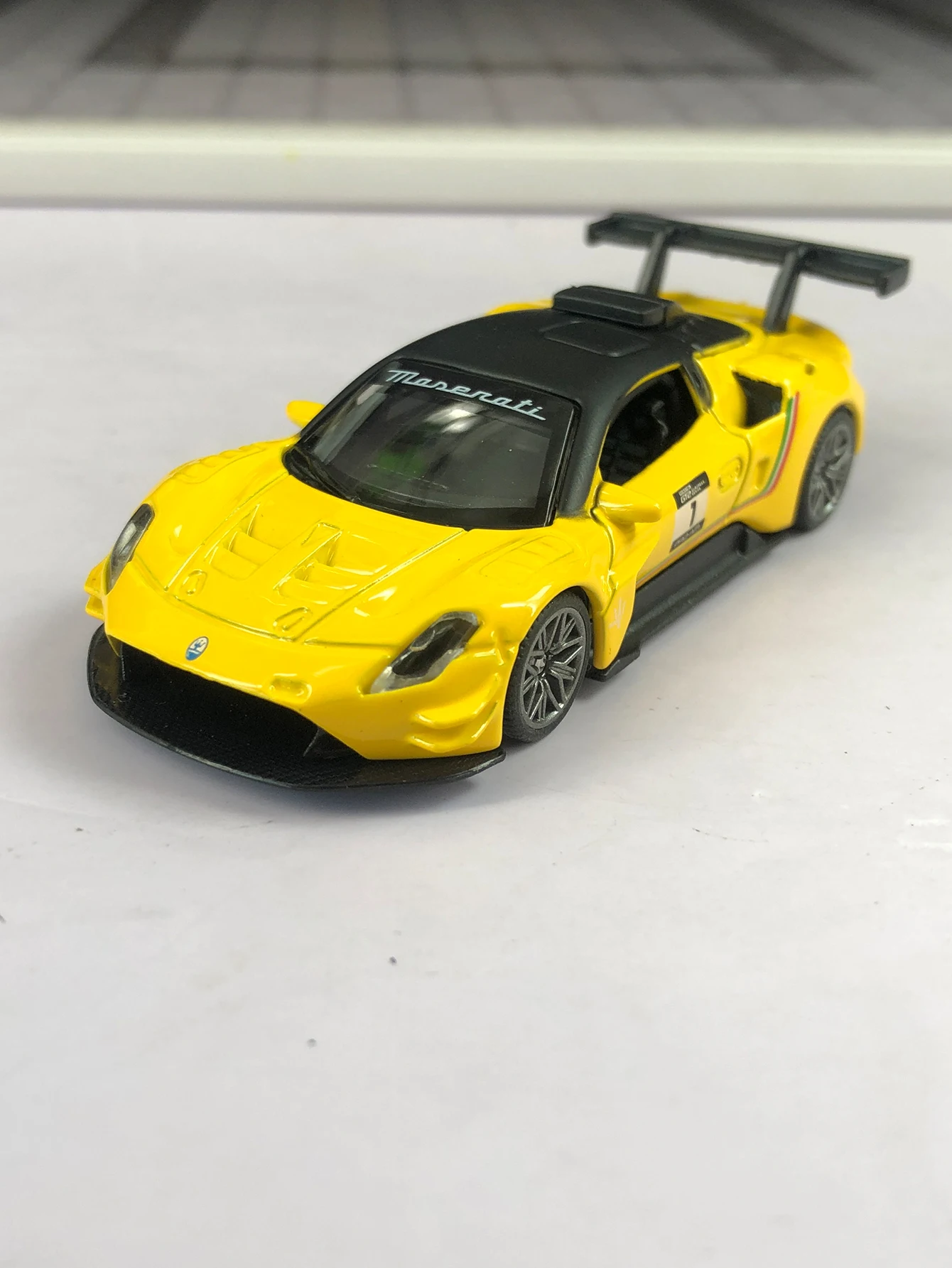 TSC 1:64 имитация модели автомобиля Maserati GT2 из цинкового сплава, статическое украшение, металлический коллекционный подарочный автомобиль
TSC 1:64 имитация модели автомобиля Maserati GT2 из цинкового сплава, статическое украшение, металлический коллекционный подарочный автомобиль