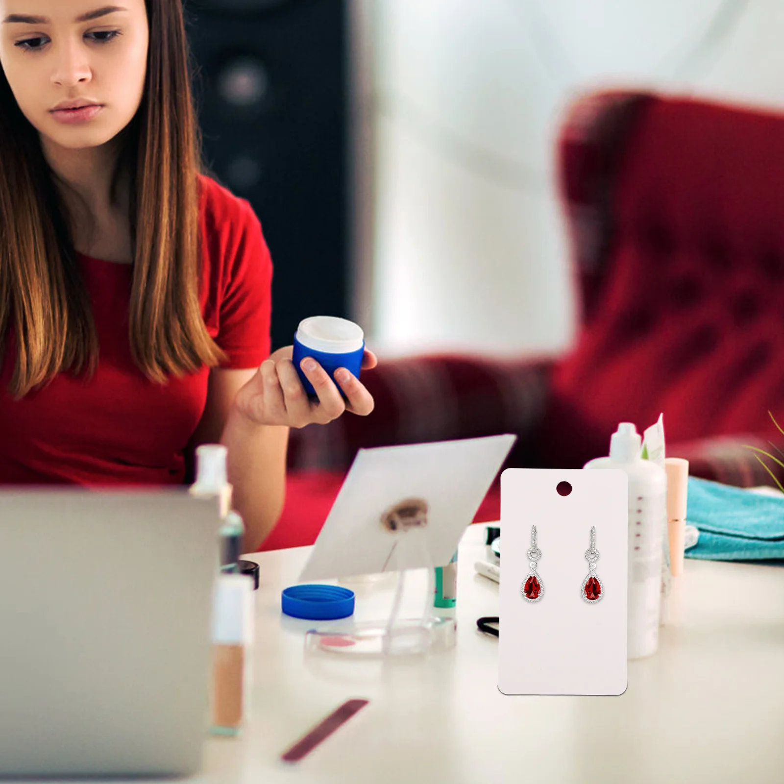 Набор из 1 шт. креативных картонных держателей для сережек, портативная складная подставка для демонстрации украшений, для розничной упаковки и организации
Набор из 1 шт. креативных картонных держателей для сережек, портативная складная подставка для демонстрации украшений, для розничной упаковки и организации