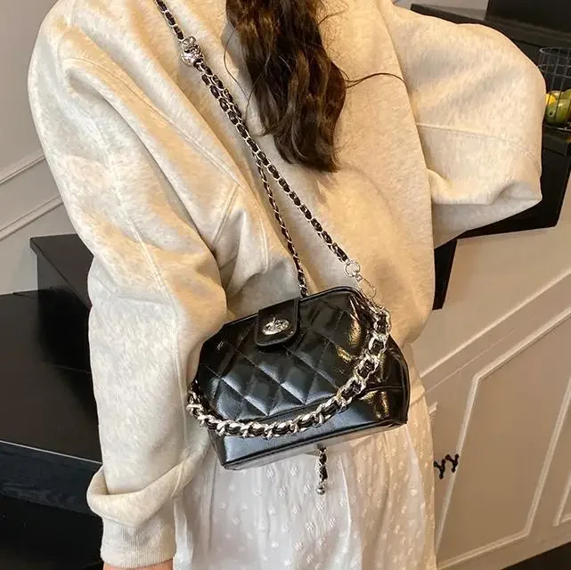 Модная сумка через плечо в стиле ретро — минималистичная сумка-шоппер с буквенным логотипом и просторным готовым дизайном для вечеринки
Модная сумка через плечо в стиле ретро — минималистичная сумка-шоппер с буквенным логотипом и просторным готовым дизайном для вечеринки