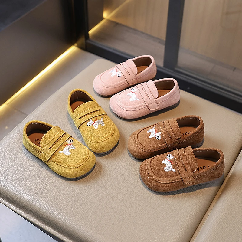 Новая детская осенняя замшевая повседневная обувь для маленьких мальчиков и девочек, модный дизайн, теплая нескользящая обувь, детская обувь без шнуровки с милой собакой и рисунком собаки
Новая детская осенняя замшевая повседневная обувь для маленьких мальчиков и девочек, модный дизайн, теплая нескользящая обувь, детская обувь без шнуровки с милой собакой и рисунком собаки