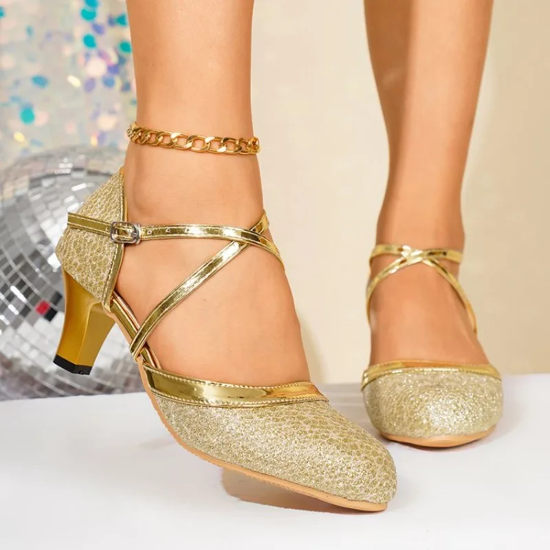 Women's 2026 Spring and Summer Large Size New Fashion Sequin Decorated Baotou Sandals Casual Lightweight Comfortable Sandals
Women's 2026 Spring and Summer Large Size New Fashion Sequin Decorated Baotou Sandals Casual Lightweight Comfortable Sandals