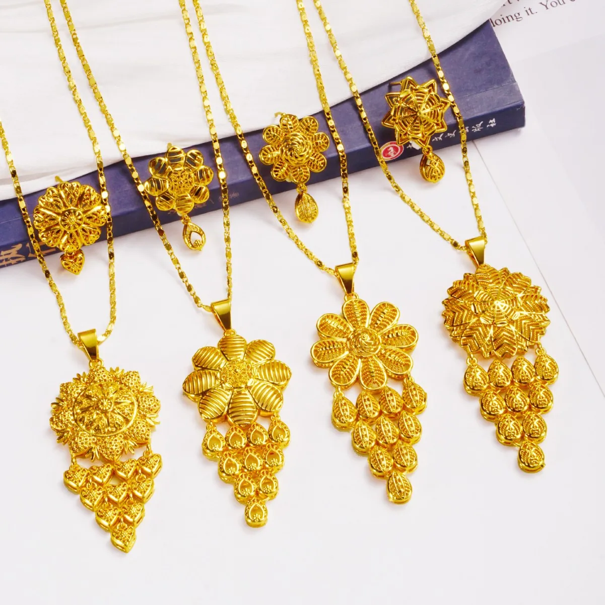 9999 gold tassel pendant earrings jewelry set - Indian and African two-piece set
9999 gold tassel pendant earrings jewelry set - Indian and African two-piece set