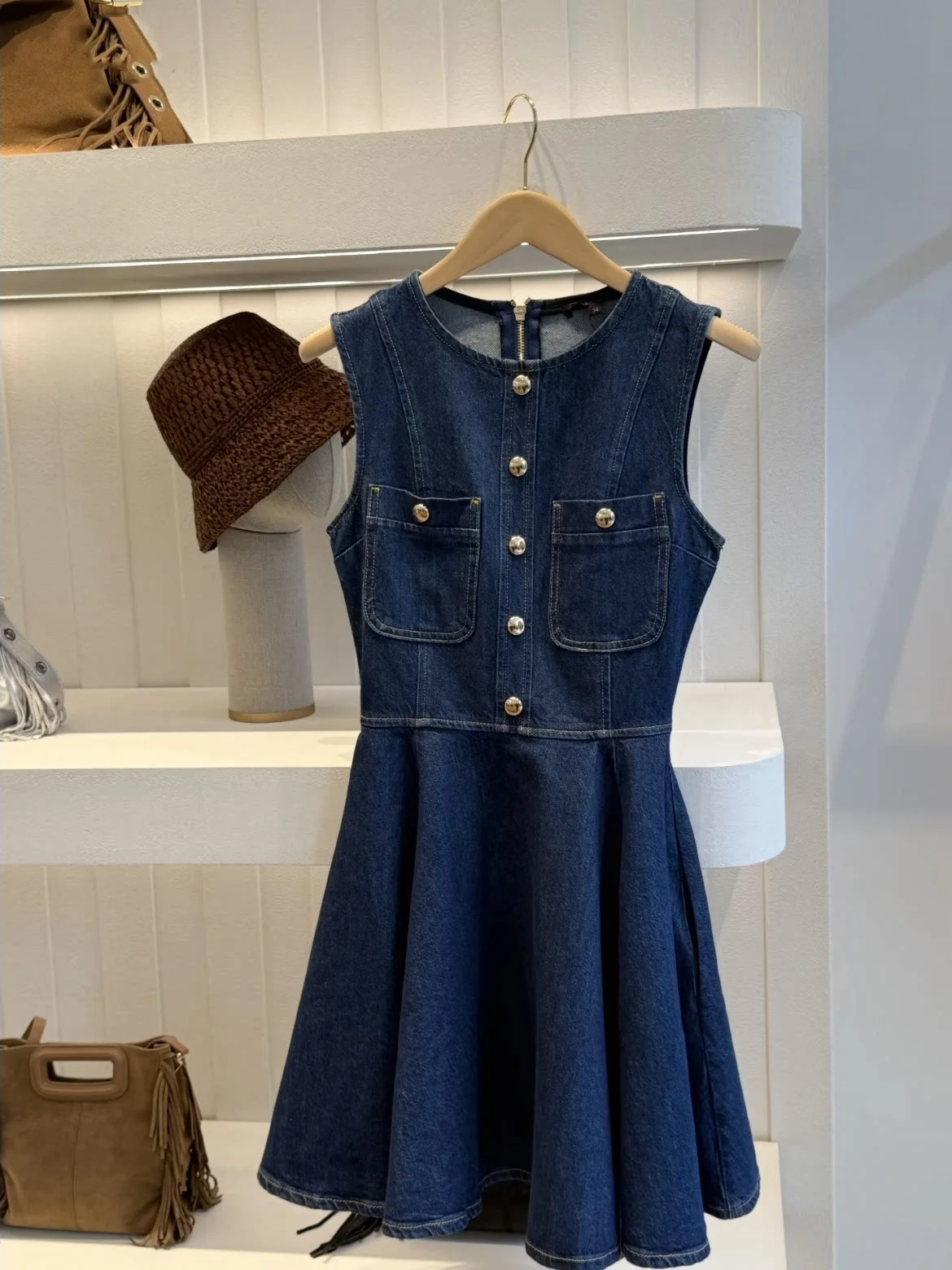 Heidd Early Spring 2026 Age-Defying Blue round Neck Sleeveless Waist-Cinching Umbrella Skirt Dress with Golden Buckle Casual ...
Heidd Early Spring 2026 Age-Defying Blue round Neck Sleeveless Waist-Cinching Umbrella Skirt Dress with Golden Buckle Casual ...