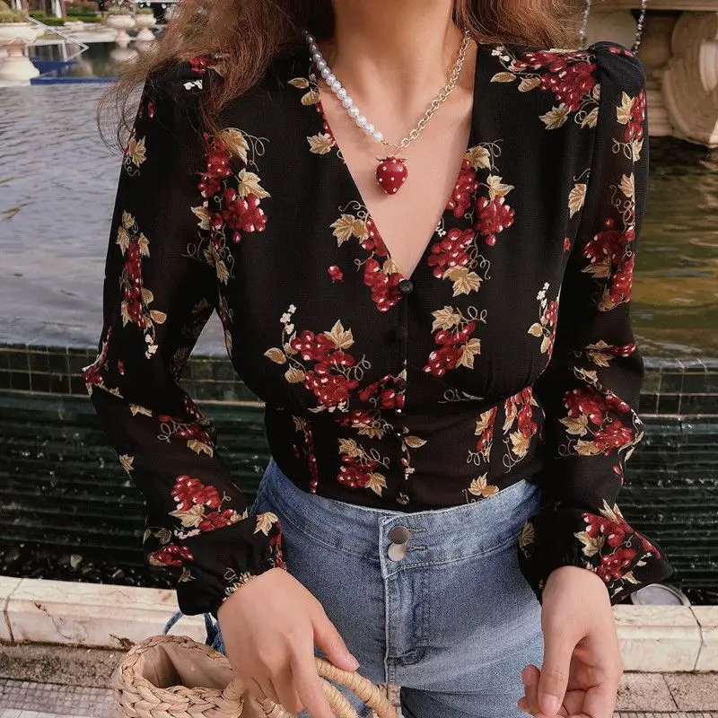 Oversized women's French retro grape print V-neck bubble sleeve palace button slimming shirt top
Oversized women's French retro grape print V-neck bubble sleeve palace button slimming shirt top