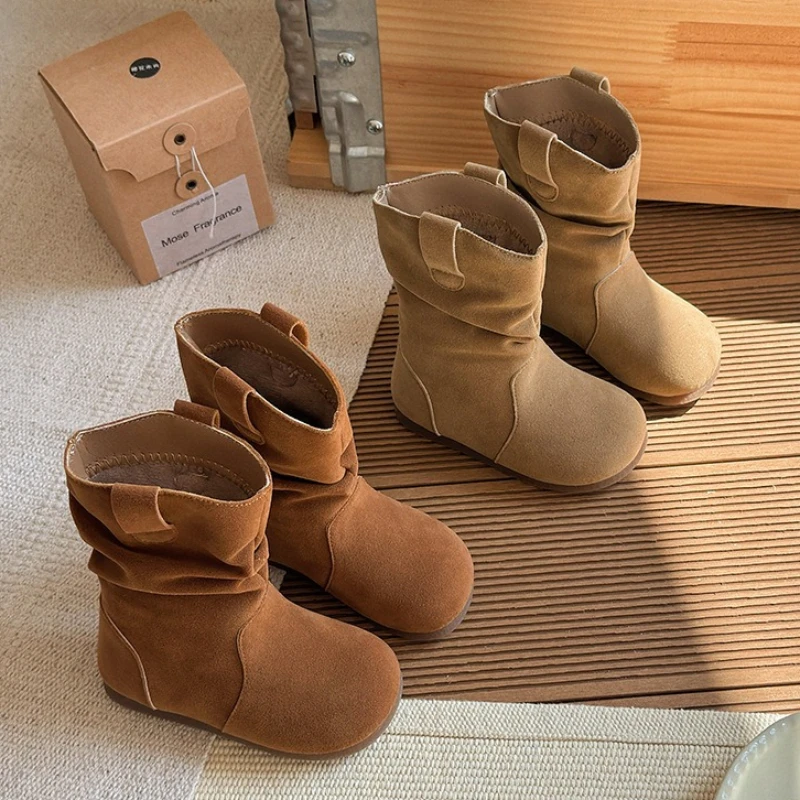 Зимние ботинки для девочек, новинка 2025, детские плюшевые ботинки на плоской подошве, Нескользящая женская модная обувь в британском стиле, повседневные универсальные зимние ботинки
Зимние ботинки для девочек, новинка 2025, детские плюшевые ботинки на плоской подошве, Нескользящая женская модная обувь в британском стиле, повседневные универсальные зимние ботинки