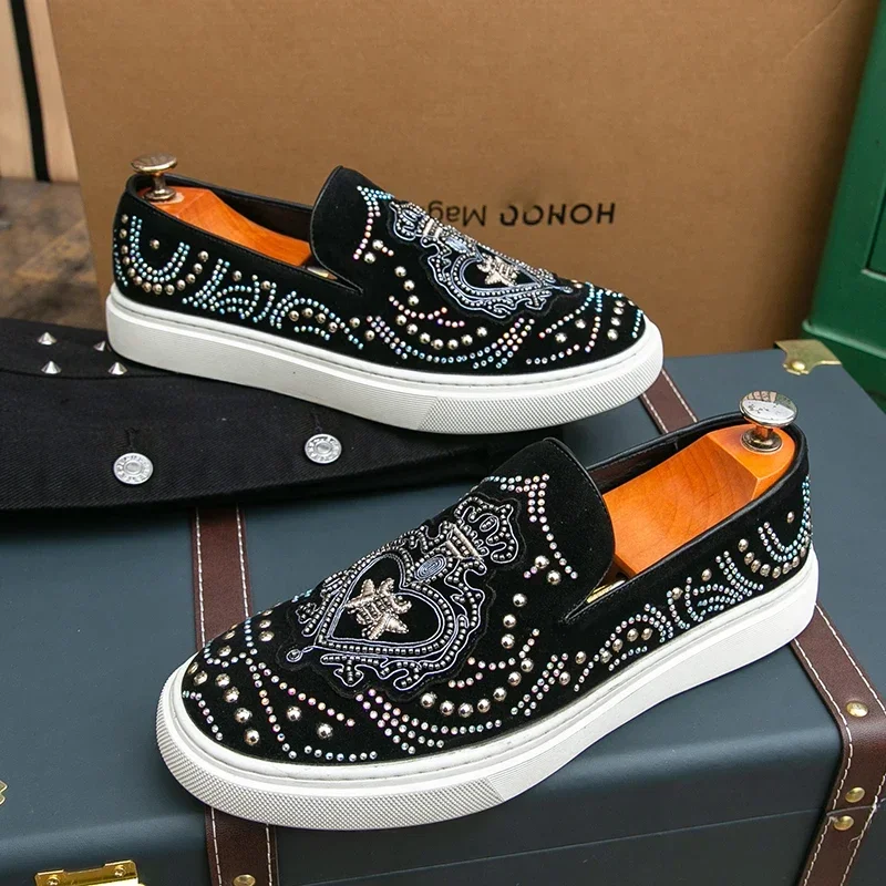 2025 Men Tide Leather Casual Shoes Fashion Luxury Embroidery Twinkling Rhinestone Flat Shoes Leisure Sneakers Loafers Hombre
2025 Men Tide Leather Casual Shoes Fashion Luxury Embroidery Twinkling Rhinestone Flat Shoes Leisure Sneakers Loafers Hombre