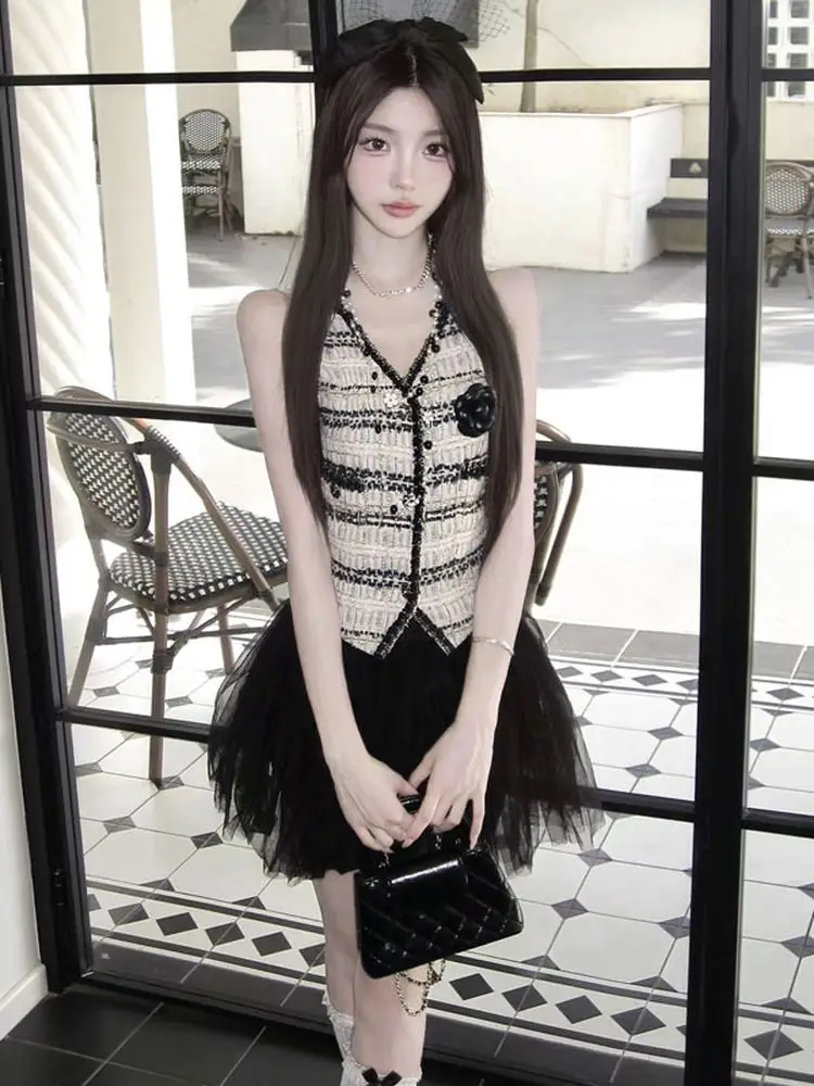 Chic Summer Set Korean Style V-Neck Top Lace Half-Skirt Two-Piece Cotton Ensemble for Women in Their 20s And 30s
Chic Summer Set Korean Style V-Neck Top Lace Half-Skirt Two-Piece Cotton Ensemble for Women in Their 20s And 30s