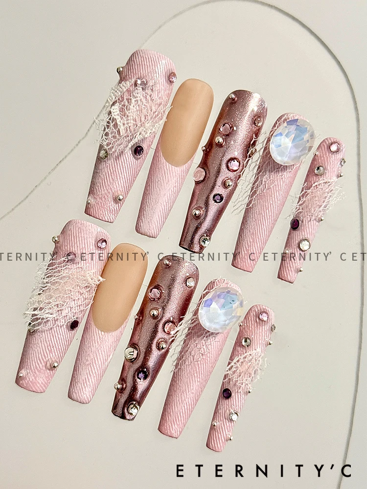 New Denim Sweetheart Nail Art Wearing Nail Lace Spice Girl Pink Rhinestone Handmade Design 4.0 Long Nail 3D Relief Design
New Denim Sweetheart Nail Art Wearing Nail Lace Spice Girl Pink Rhinestone Handmade Design 4.0 Long Nail 3D Relief Design