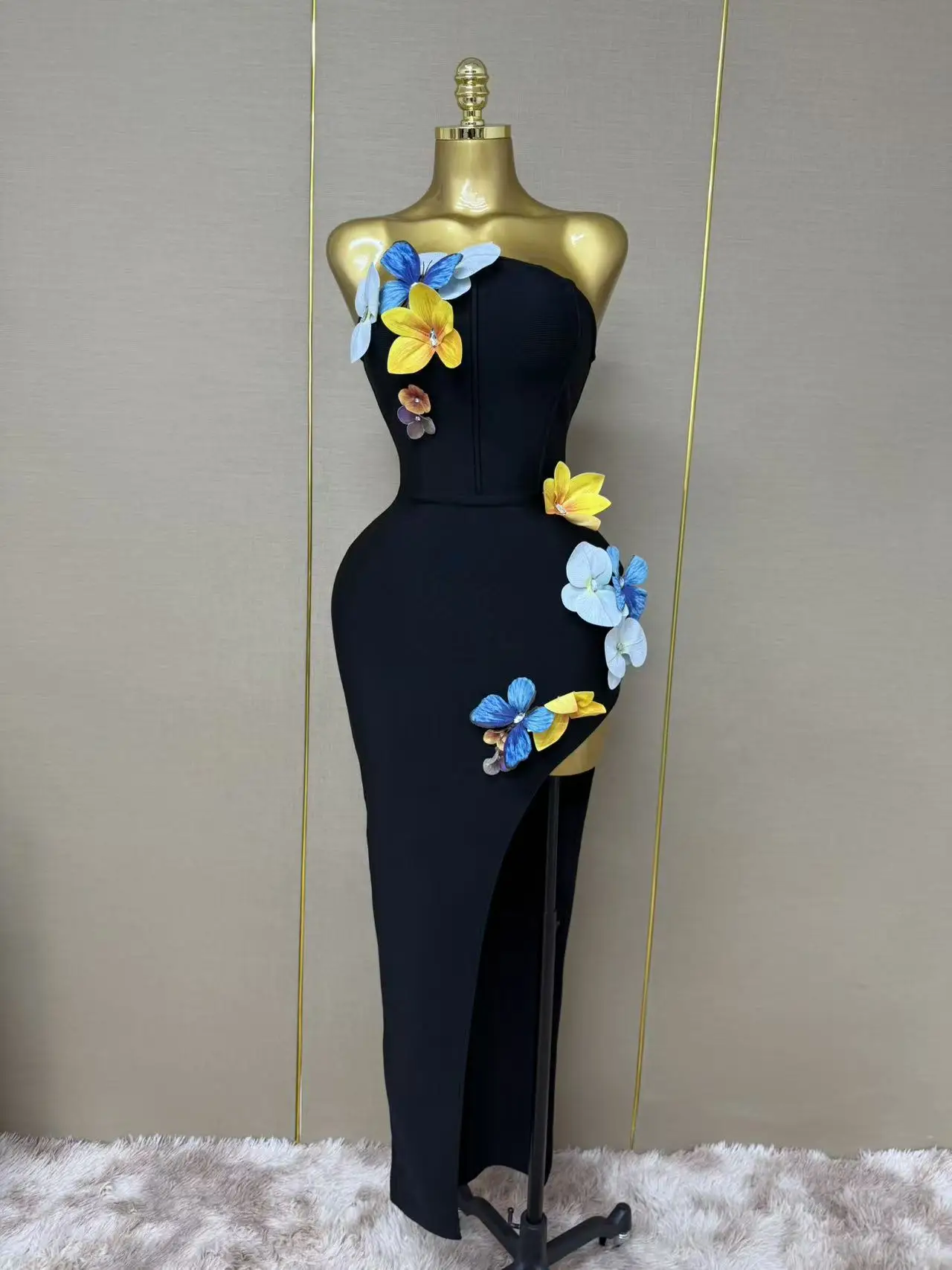 Sleeveless Bustier Gown with 3D Floral Decoration Right High Slit Diamond Embellished Sexy Elegant Romantic Artistic Party Photo
Sleeveless Bustier Gown with 3D Floral Decoration Right High Slit Diamond Embellished Sexy Elegant Romantic Artistic Party Photo