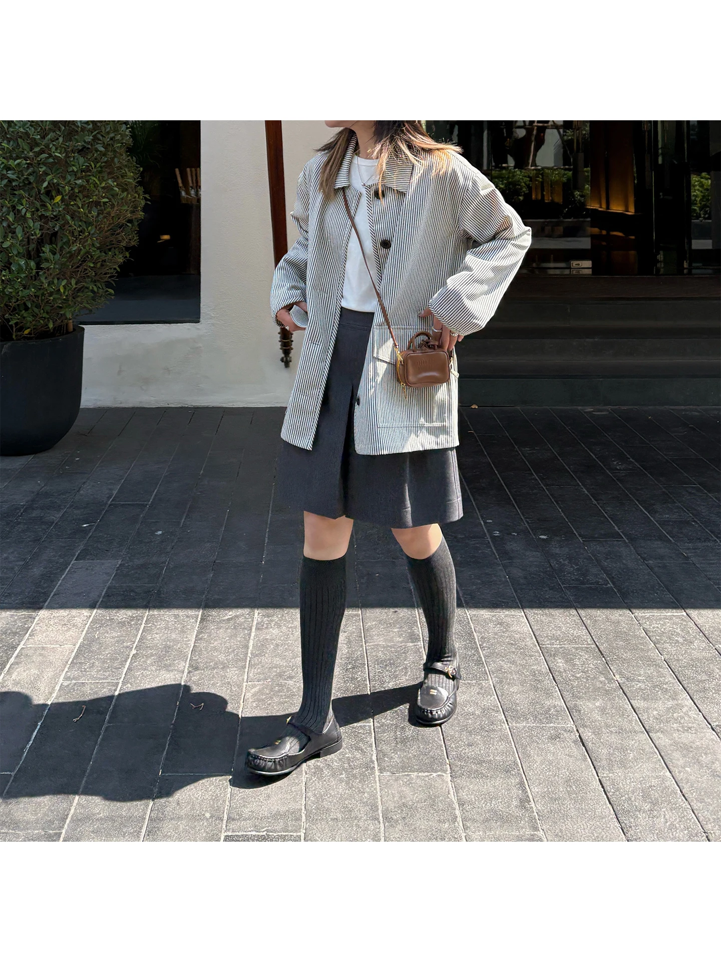 Stylish British Wool Acetate Thickened Short Pants Five-Quarter Length Casual Trousers for Women by iWiNG Fashionable Shape
Stylish British Wool Acetate Thickened Short Pants Five-Quarter Length Casual Trousers for Women by iWiNG Fashionable Shape