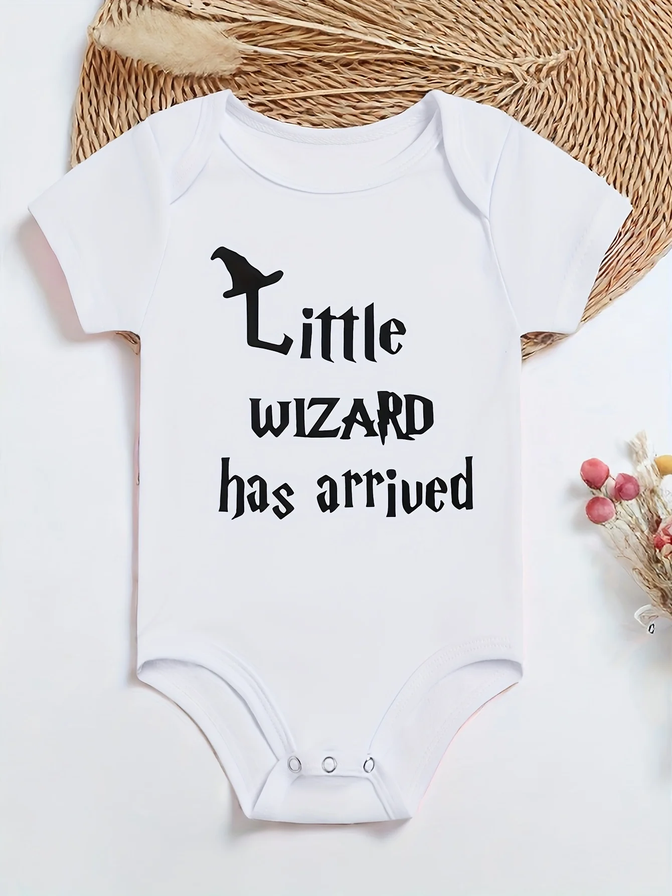 Little Wizard Has Arrived Halloween Little Wizard Slogan Printed Baby Triangle Jumpsuit Fashion Party Baby Onesies 100% Comforta
Little Wizard Has Arrived Halloween Little Wizard Slogan Printed Baby Triangle Jumpsuit Fashion Party Baby Onesies 100% Comforta