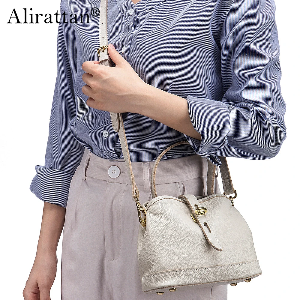 Alirattan 2024 New Genuine Leather Women's Bag Large Capacity Portable Water Bucket Bag Premium One Shoulder Crossbody Bag
Alirattan 2024 New Genuine Leather Women's Bag Large Capacity Portable Water Bucket Bag Premium One Shoulder Crossbody Bag
