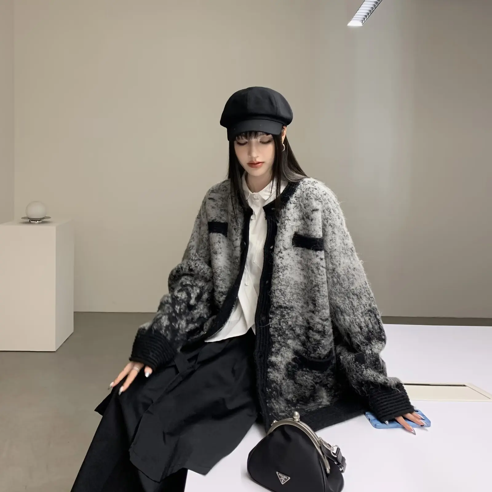 Осенне-зимний свитер унисекс больших размеров (до 250 фунтов), в стиле пэчворк, верхняя одежда, новинка 2025 года, высококачественный, стройнящий, французский стиль, вязаный свитер
Осенне-зимний свитер унисекс больших размеров (до 250 фунтов), в стиле пэчворк, верхняя одежда, новинка 2025 года, высококачественный, стройнящий, французский стиль, вязаный свитер