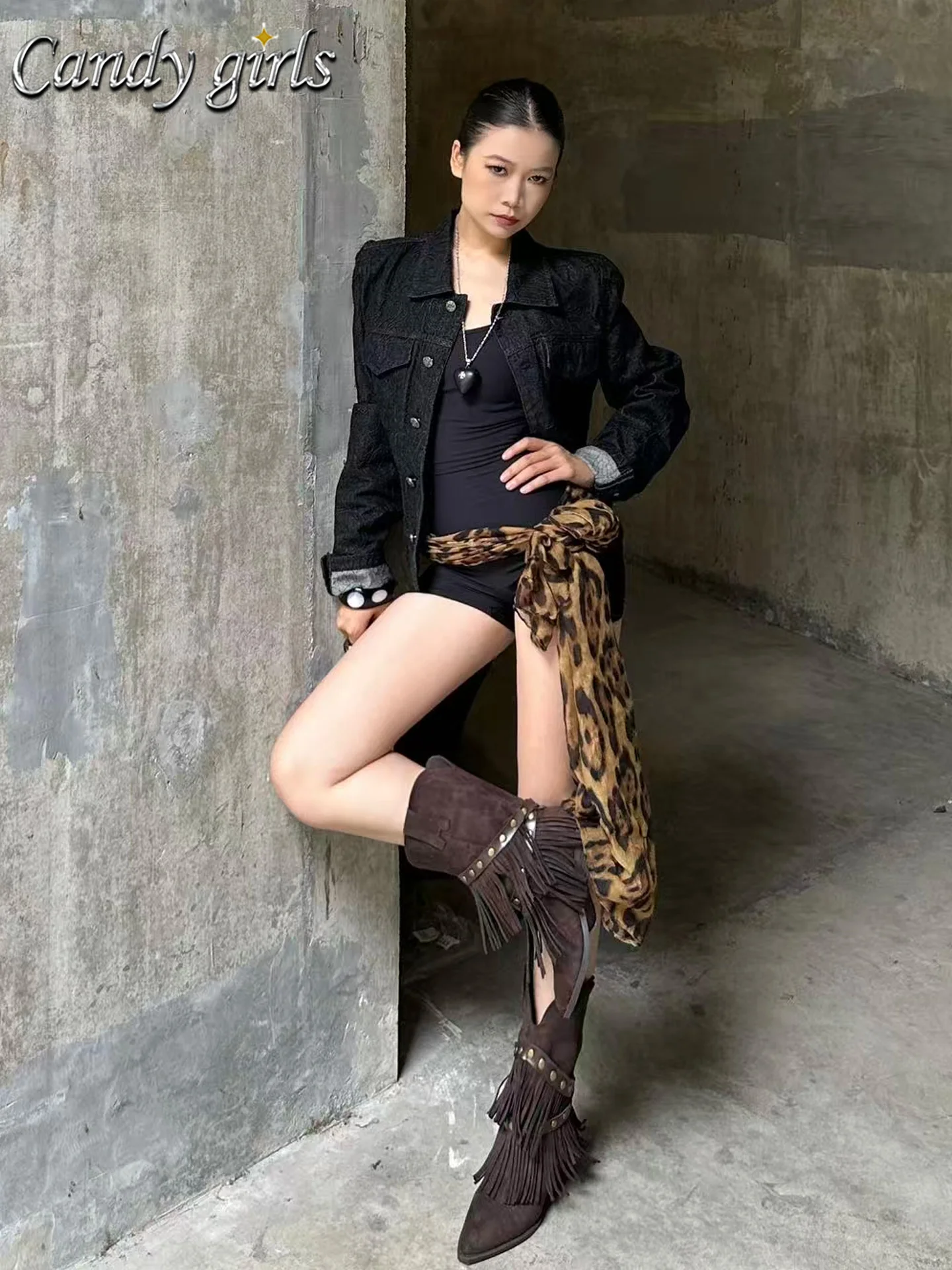 Western Cowboy 2025 Retro Skinny Women's Tassel Wasteland Wind Pointed Thick Heel Medium Boots
Western Cowboy 2025 Retro Skinny Women's Tassel Wasteland Wind Pointed Thick Heel Medium Boots