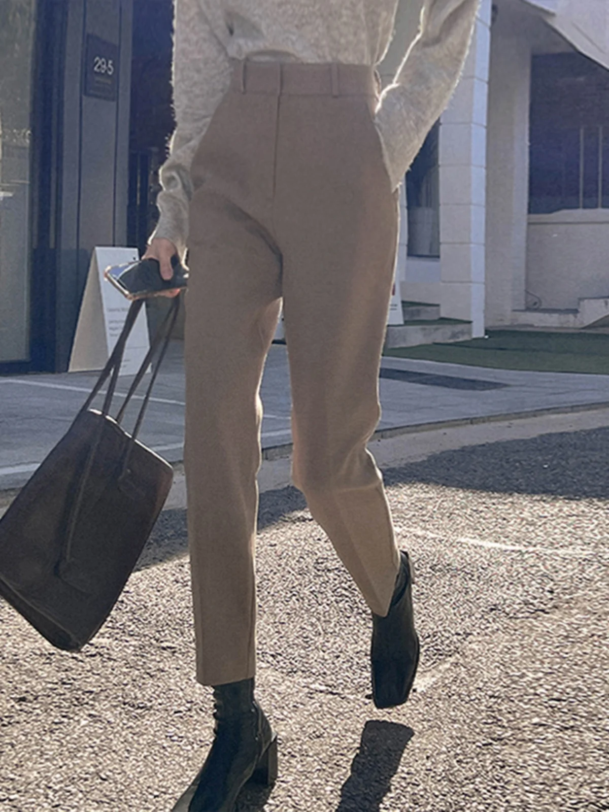 Коричневые женские брюки для костюма, весенне-осенние, профессиональные, для работы, элегантные, струящиеся, прямого кроя, укороченные (7/8)
Коричневые женские брюки для костюма, весенне-осенние, профессиональные, для работы, элегантные, струящиеся, прямого кроя, укороченные (7/8)