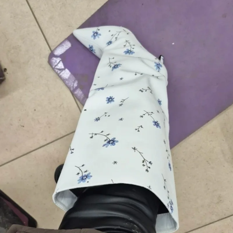 White Blue Floral Print Pointed Toe Slip On Long Boots Women Polka Dots Thin Heel Knee High Boots Sweet Fresh Park Summer Shoes
White Blue Floral Print Pointed Toe Slip On Long Boots Women Polka Dots Thin Heel Knee High Boots Sweet Fresh Park Summer Shoes