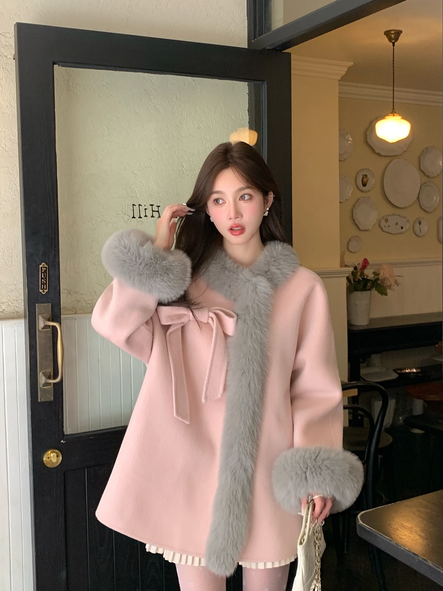 Двустороннее шерстяное пальто с мехом для женщин, с бантом, воротником-хомутом, длинными рукавами, круглым вырезом, зимнее пальто разных цветов
Двустороннее шерстяное пальто с мехом для женщин, с бантом, воротником-хомутом, длинными рукавами, круглым вырезом, зимнее пальто разных цветов