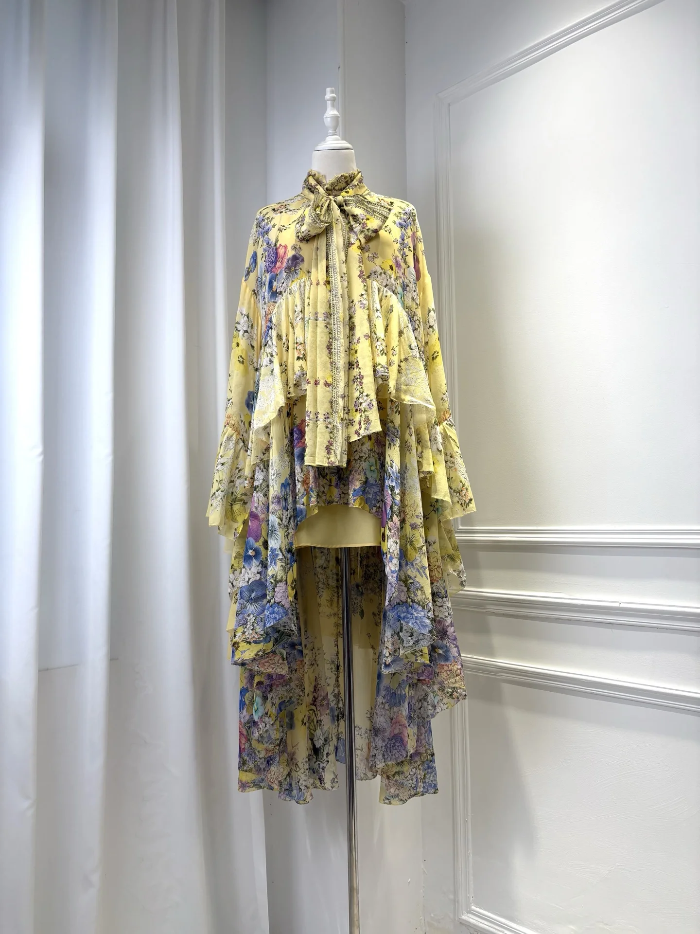 Women Front Short Back Length Robe Flower Print Beaded Stand Collar Batwing Sleeve Layered Loose 100% Silk Maxi Dress
Women Front Short Back Length Robe Flower Print Beaded Stand Collar Batwing Sleeve Layered Loose 100% Silk Maxi Dress