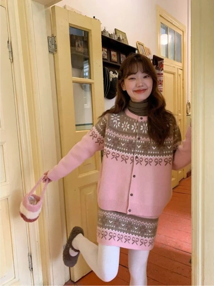 Japanese Style Sweet O-neck Long Sleeve Knitted Cardigan+ Autumn Winter Vintage Elastic Waist Skirts 2025 New Two Piece Sets
Japanese Style Sweet O-neck Long Sleeve Knitted Cardigan+ Autumn Winter Vintage Elastic Waist Skirts 2025 New Two Piece Sets