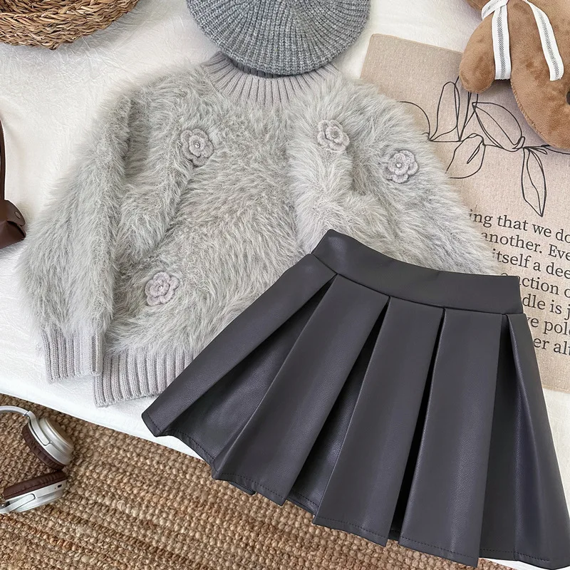 Girls sweater set autumn and winter 2024 new children's thickened knitted sweater fashionable top leather skirt two-piece set tr
Girls sweater set autumn and winter 2024 new children's thickened knitted sweater fashionable top leather skirt two-piece set tr