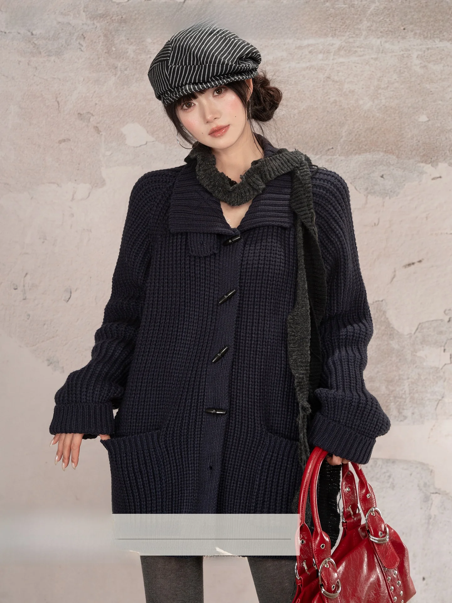 Женский кардиган Loveheynew K синего цвета на пуговицах, средней длины, с отложным воротником, зимний, в стиле Lazy Fashion, удобный крой
Женский кардиган Loveheynew K синего цвета на пуговицах, средней длины, с отложным воротником, зимний, в стиле Lazy Fashion, удобный крой