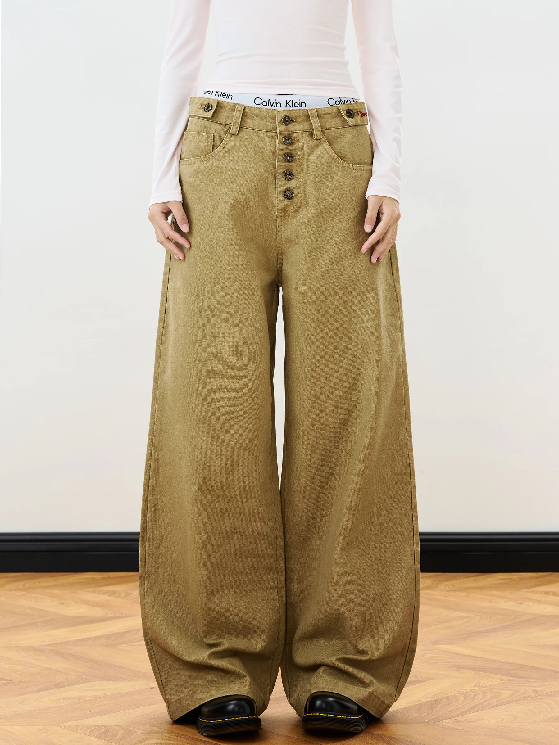 Американские ретро-брюки с вышивкой и надписями, повседневные, свободные, прямые, длинные, с декоративными пуговицами, универсальные, с молнией на талии, женские
Американские ретро-брюки с вышивкой и надписями, повседневные, свободные, прямые, длинные, с декоративными пуговицами, универсальные, с молнией на талии, женские