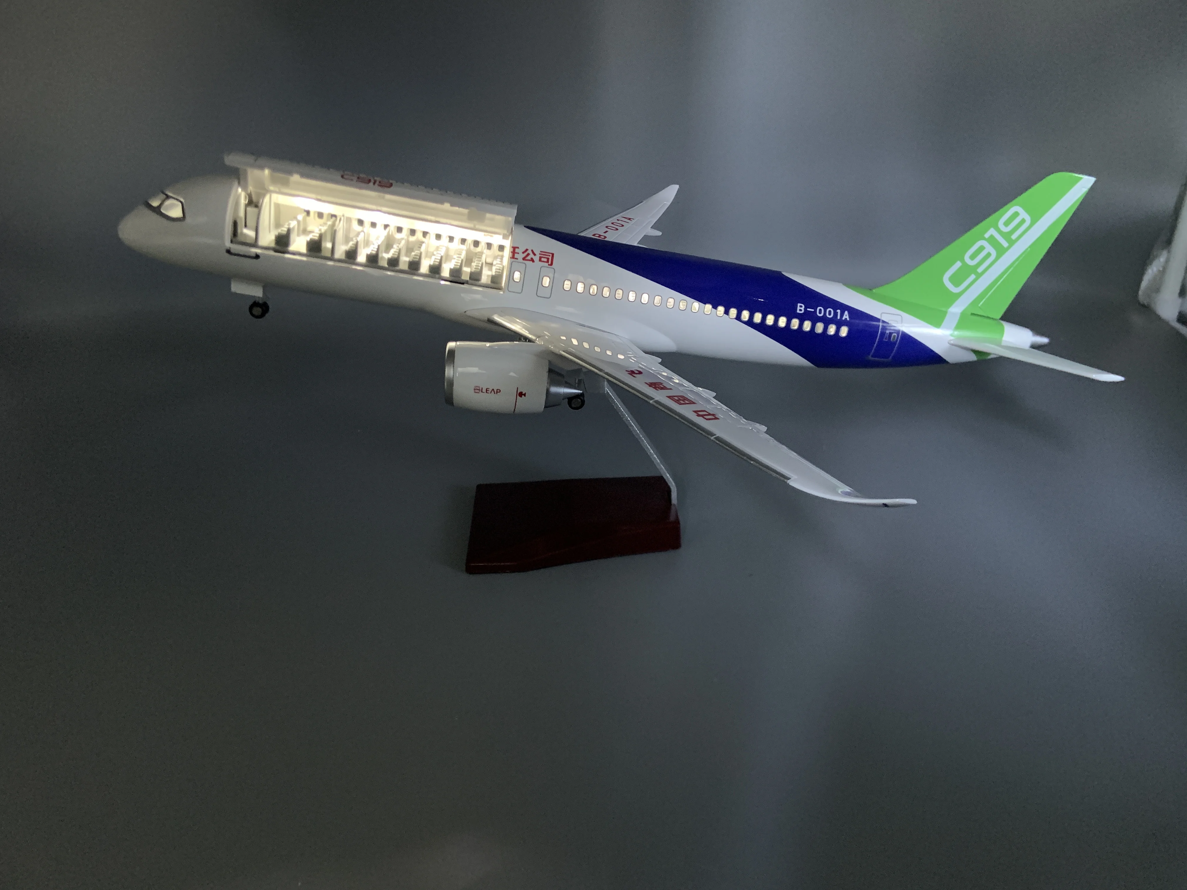 C919 47CM 1/82 Scale Flapback Aircraft COMAC Model Resin Airplane With Light Plane Ornament Home Decor Display
C919 47CM 1/82 Scale Flapback Aircraft COMAC Model Resin Airplane With Light Plane Ornament Home Decor Display