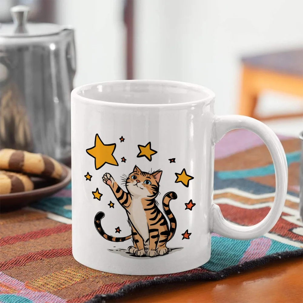 Керамическая кружка «Милый котенок, касающийся звезд» — украшена рисунками котенка и звезд, идеально подходит для подачи кофе, чая и молока.
Керамическая кружка «Милый котенок, касающийся звезд» — украшена рисунками котенка и звезд, идеально подходит для подачи кофе, чая и молока.