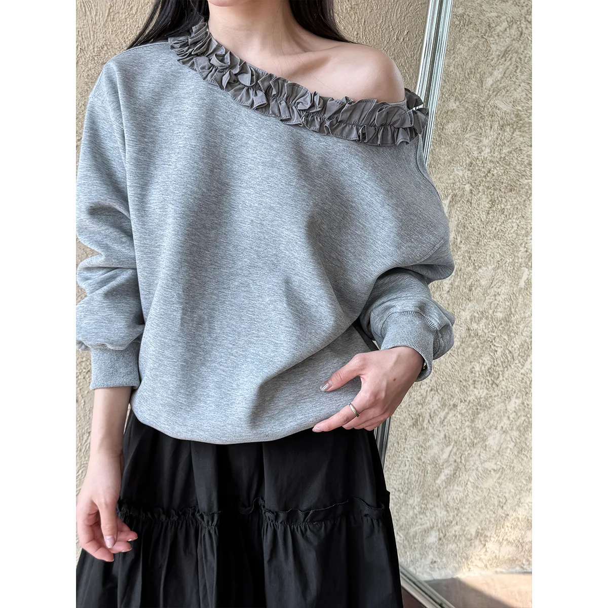2025 Autumn New Fungus Lace Slanted Shoulder Long Sleeve Sweatshirt Women's Loose Casual Versatile Top
2025 Autumn New Fungus Lace Slanted Shoulder Long Sleeve Sweatshirt Women's Loose Casual Versatile Top